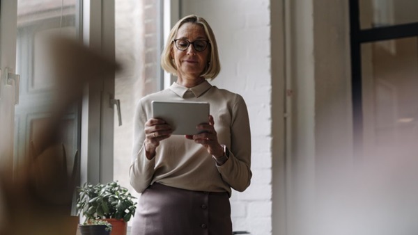 Kvinde_med_iPad_article-card_992x558