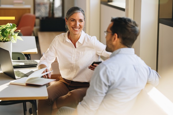 Mand og kvinde snakker og smiler